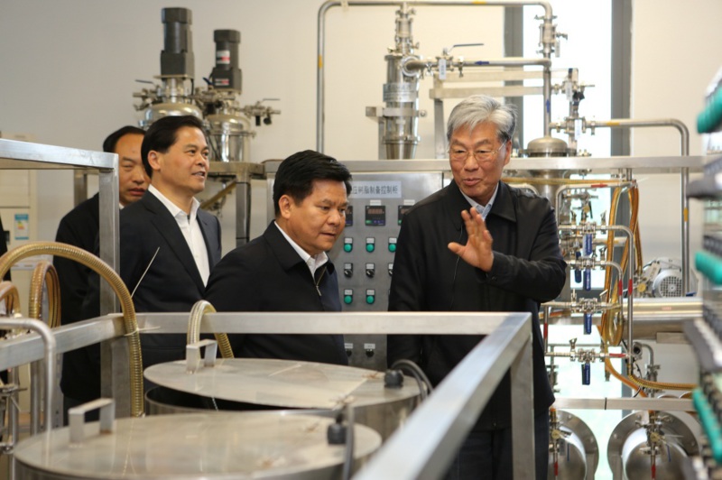 参观工程中心2.JPG 参观工程中心2.JPG