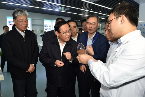 听取专业人士介绍我院自主研发的磁性树脂小.jpg 听取专业人士介绍我院自主研发的磁性树脂小.jpg
